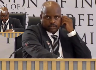 #Video || Insólito momento en audiencia anticorrupción: exjefe policial declara con un pañuelo pegado en la frente en Sudáfrica