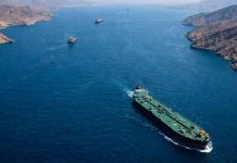 Estados Unidos despliega buques de guerra en el estrecho de Ormuz sin coordinación con Irán en medio de tensiones.