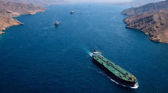 Estados Unidos despliega buques de guerra en el estrecho de Ormuz sin coordinación con Irán en medio de tensiones.