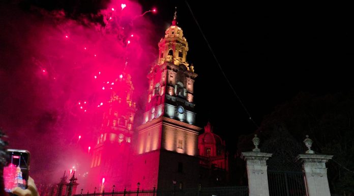 Abarrotado lució el encendido de Catedral con la musicalización de Jesucristo Súper Estrella en Sábado de Gloria