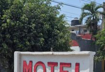 Encuentran a hombre degollado en motel de Las Guacamayas
