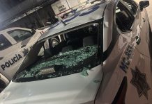 Agreden con palos y piedras a elementos de Tránsito Municipal y vandalizan patrulla, en Uruapan