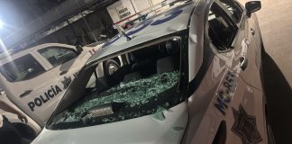 Agreden con palos y piedras a elementos de Tránsito Municipal y vandalizan patrulla, en Uruapan