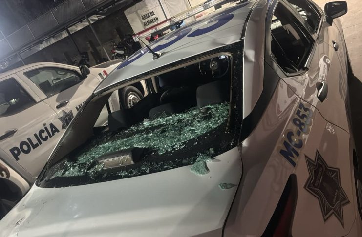 Agreden con palos y piedras a elementos de Tránsito Municipal y vandalizan patrulla, en Uruapan