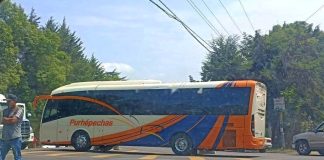 Bloquean carretera Uruapan-Paracho por desaparición de una persona