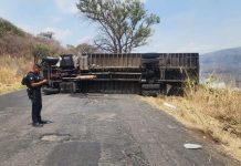 Transportista resulta herido al volcar su camión en Tangamandapio