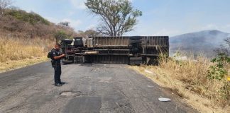Transportista resulta herido al volcar su camión en Tangamandapio