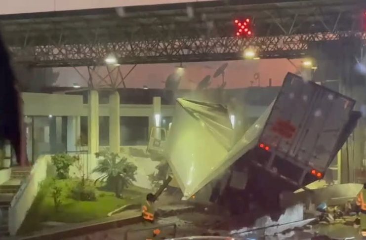 Siete heridos y varios daños materiales deja el accidente de tráiler en la caseta Zinapécuaro