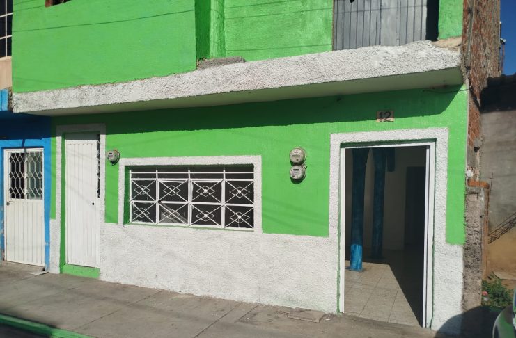 Sujeto apunta con replica de arma a policías, termina herido y detenido