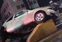 Auto choca contra protección de un puente de la avenida Madero Poniente de Morelia; hay un herido