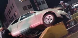 Auto choca contra protección de un puente de la avenida Madero Poniente de Morelia; hay un herido