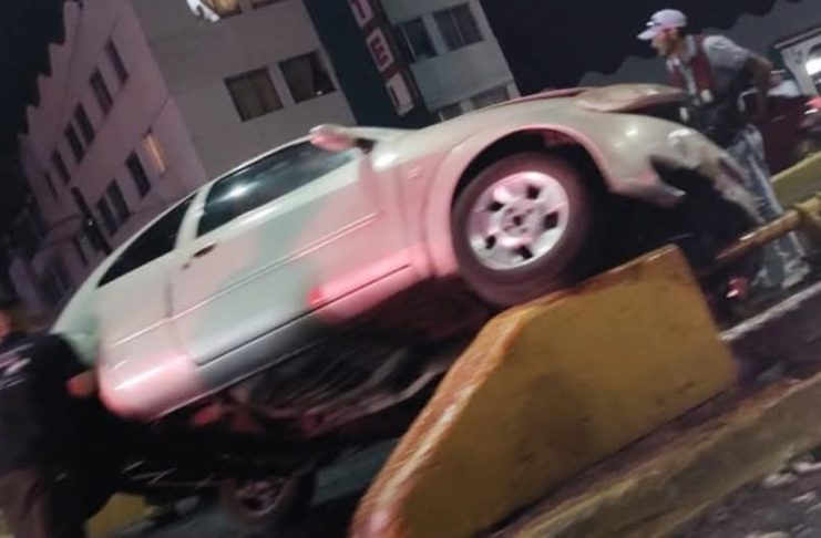 Auto choca contra protección de un puente de la avenida Madero Poniente de Morelia; hay un herido