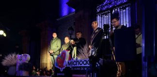 A paso lento y con una corte fúnebre, decenas de morelianos y turistas celebraron la edición 50 de la Procesión del Silencio en Morelia