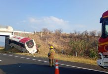 Volcadura de autobús provoca cierre total en la Autopista de Occidente, a la altura de Copándaro