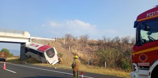 Volcadura de autobús provoca cierre total en la Autopista de Occidente, a la altura de Copándaro