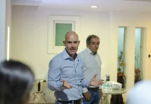 Adolfo Torres informa y atiende a vecinos de Las Cruces ante transición en servicios de agua