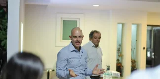 Adolfo Torres informa y atiende a vecinos de Las Cruces ante transición en servicios de agua