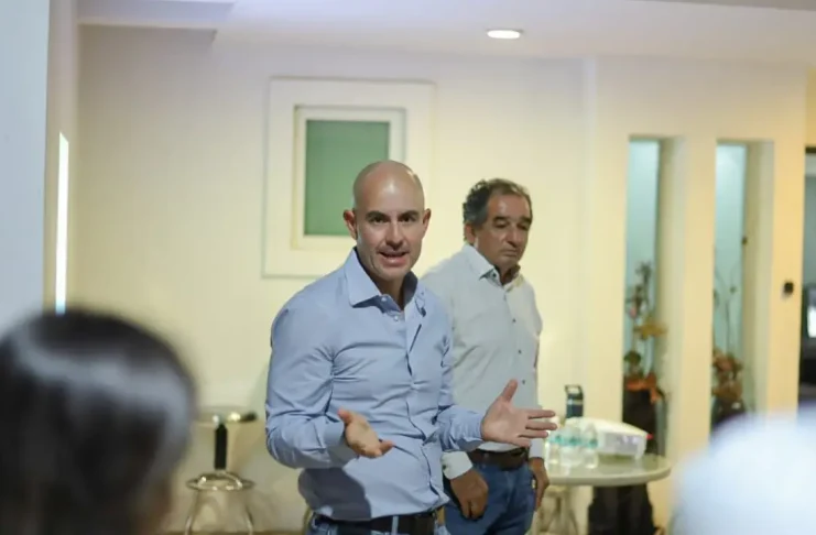 Adolfo Torres informa y atiende a vecinos de Las Cruces ante transición en servicios de agua