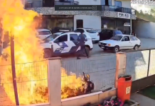 #Video || Hombre incendia su motocicleta durante control policial y su madre resulta herida en Brasil