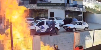 #Video || Hombre incendia su motocicleta durante control policial y su madre resulta herida en Brasil