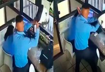 #VIDEO Hombre agrede a compañera de trabajo con un casco tras discusión