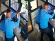 #VIDEO Hombre agrede a compañera de trabajo con un casco tras discusión