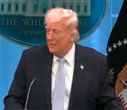 Donald Trump bromea con aprender español y postularse a la presidencia de Venezuela