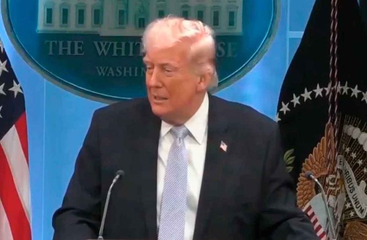 Donald Trump bromea con aprender español y postularse a la presidencia de Venezuela