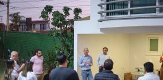 Adolfo Torres informa y atiende a vecinos de Las Cruces ante transición en servicios de agua