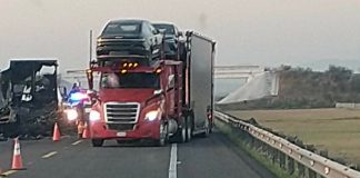 Se accidentan dos tractocamiones en la Morelia-Salamanca; uno se incendia