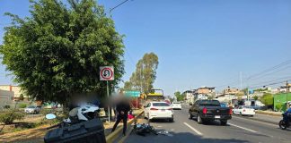Motociclista resulta herido tras chocar contra auto en el Libramiento Poniente de Morelia