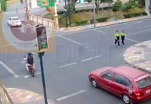 #VIDEO Motociclista resulta gravemente herido tras accidente en intersección en Ecuador