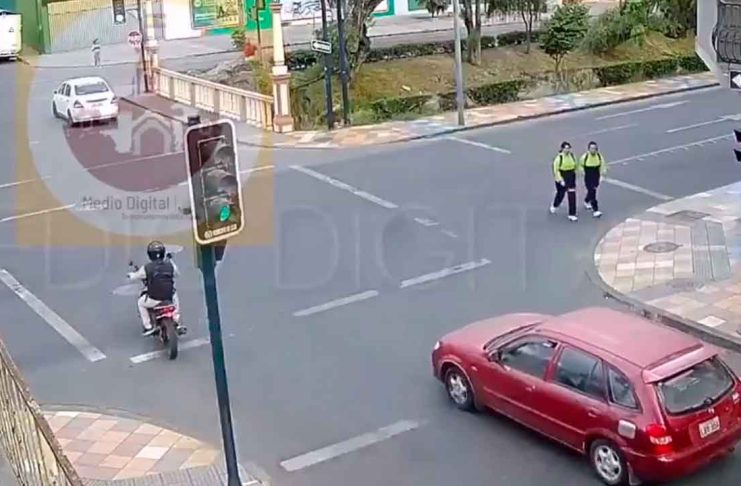 #VIDEO Motociclista resulta gravemente herido tras accidente en intersección en Ecuador