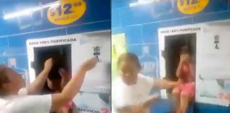 #VIDEO// Bañan a niña en agua purificada por falta de servicio en Torreón y se vuelve viral