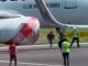 #VIDEO //Tragedia en pista: hombre muere tras irrumpir en aeropuerto de Italia y desata caos operativo