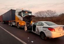 Un fallecido tras choque de frente entre un trailer y automovil, en la autopista Siglo XXI