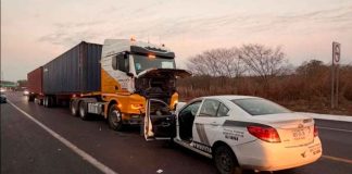 Un fallecido tras choque de frente entre un trailer y automovil, en la autopista Siglo XXI