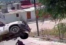 #VIDEO// Camioneta sin frenos vuelca en Oaxaca y casi aplasta a copiloto; todo quedó en video
