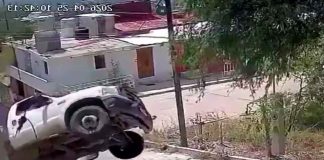 #VIDEO// Camioneta sin frenos vuelca en Oaxaca y casi aplasta a copiloto; todo quedó en video