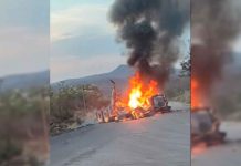 Bloquean carretera y queman un tráiler en Buenavista Tomatlán