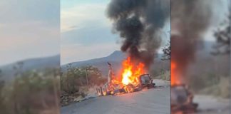 Bloquean carretera y queman un tráiler en Buenavista Tomatlán
