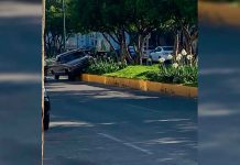 Camioneta termina accidentada sobre un camellón tras ser chocada por otro vehículo, al sur de Morelia