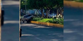 Camioneta termina accidentada sobre un camellón tras ser chocada por otro vehículo, al sur de Morelia