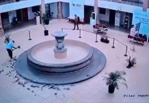 #VIDEO // En nombre de Dios destruye fuente en presidencia de Celaya para acabar con la corrupción