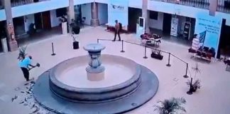 #VIDEO // En nombre de Dios destruye fuente en presidencia de Celaya para acabar con la corrupción