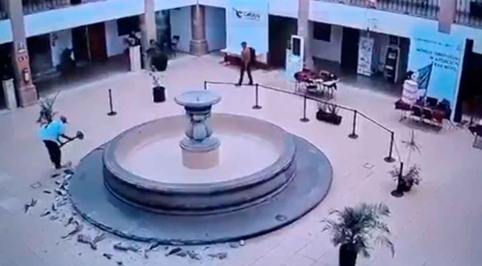 #VIDEO // En nombre de Dios destruye fuente en presidencia de Celaya para acabar con la corrupción