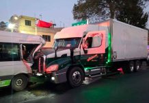 Camión de carga destroza combi y pasajero queda prensado