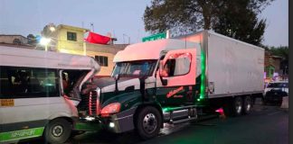 Camión de carga destroza combi y pasajero queda prensado