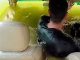 #VIDEO Conductor queda atrapado en auto tras caer al agua en China; se desconoce si falleció