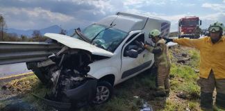 Camioneta choca contra barrera metálica en la Morelia-Pátzcuaro